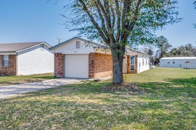1912 Pelican Dr N, Unit C-309 in Azle, TX - Building Photo - Building Photo