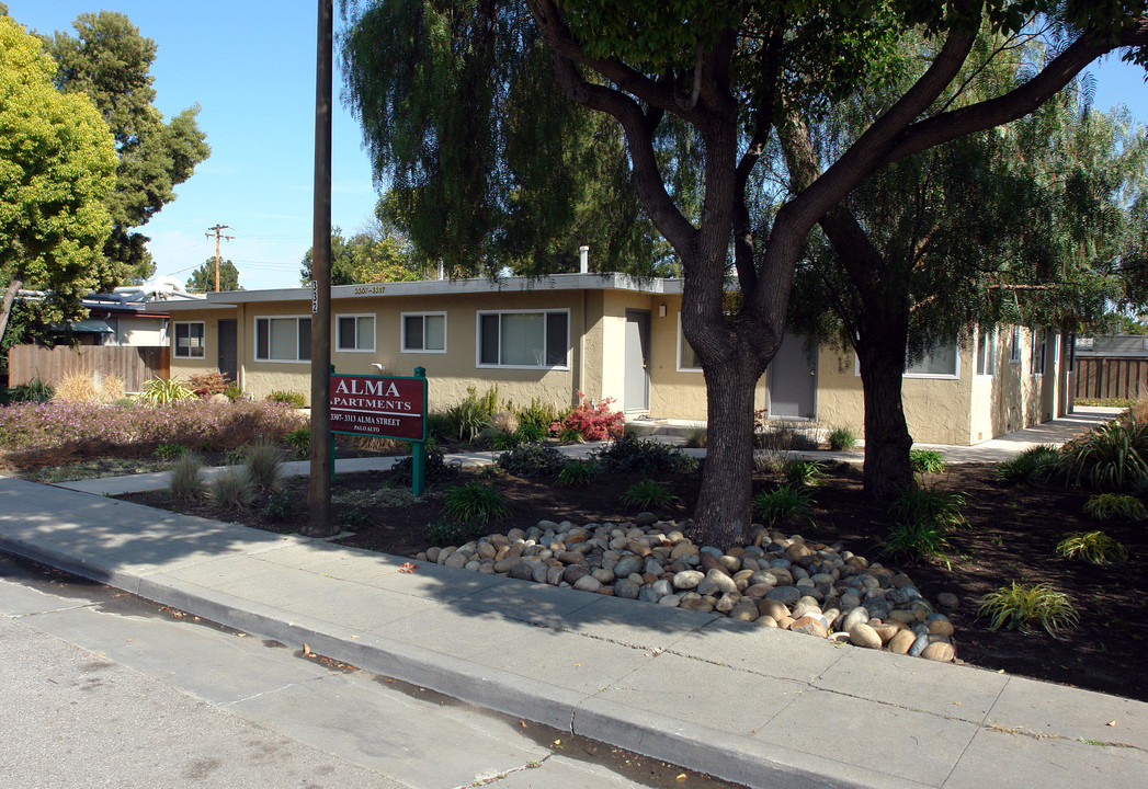 Alma Apartments in Palo Alto, CA - Building Photo