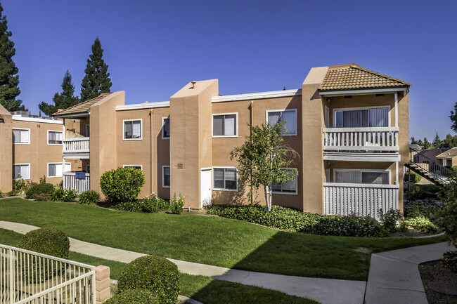 Granada Apartments in Yuba City, CA - Foto de edificio - Building Photo