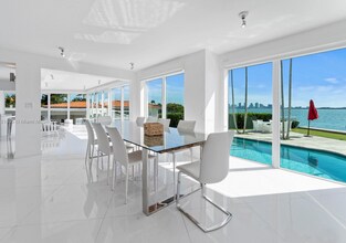 7504 W Treasure Dr in Miami Beach, FL - Building Photo - Building Photo