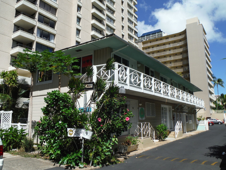 421 Lewers St in Honolulu, HI - Building Photo