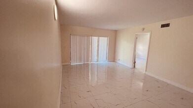 4875 Lake Arjaro Dr, Unit 4871 in West Palm Beach, FL - Building Photo - Building Photo