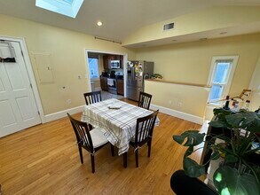 208 Holland St, Unit 2 in Somerville, MA - Building Photo - Building Photo