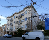 Pine Knolls Apartments in Oakland, CA - Foto de edificio - Building Photo