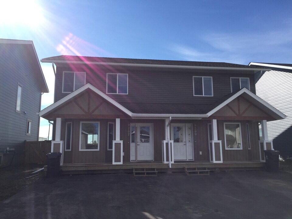 9209-9102 102 Ave in Fort St John, BC - Building Photo