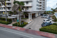 Four Winds Condominium in Surfside, FL - Foto de edificio - Building Photo