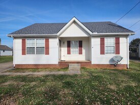 304 Pioneer Dr in Oak Grove, KY - Building Photo