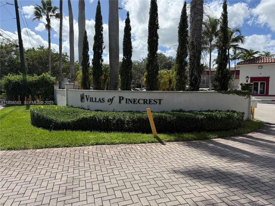 6705 N Kendall Dr in Pinecrest, FL - Foto de edificio