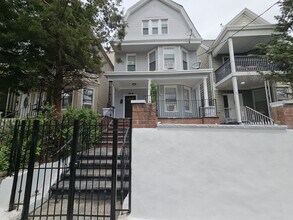 166 Carteret Ave, Unit Apt 2 in Jersey City, NJ - Building Photo - Building Photo
