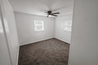 2430 Mayfair Dr in Springfield, OH - Building Photo - Building Photo