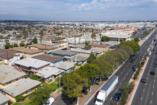 2705 W Rosecrans Ave in Gardena, CA - Building Photo - Building Photo