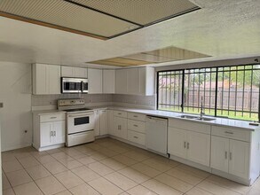 6110 W Ridgecreek Dr in Houston, TX - Building Photo - Building Photo