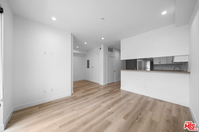 5612 Lexington Ave in Los Angeles, CA - Building Photo - Building Photo