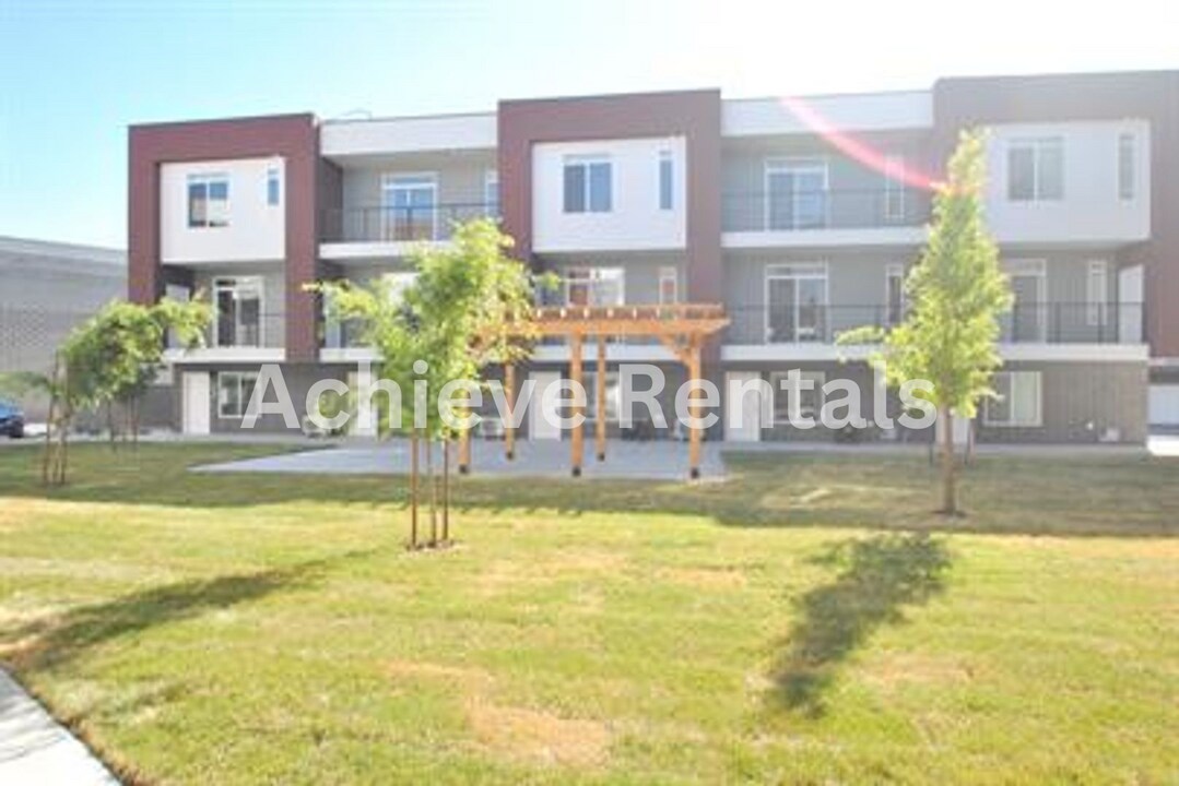651 S 450 E in Clearfield, UT - Building Photo