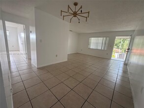 460 Eldron Dr in Miami Springs, FL - Building Photo - Building Photo