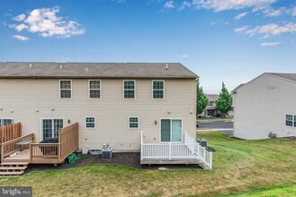 324 Weatherstone Dr in New Cumberland, PA - Building Photo - Building Photo