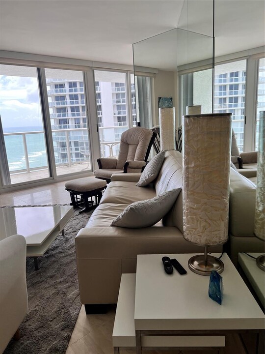 16445 Collins Ave, Unit 2222 in Sunny Isles Beach, FL - Building Photo