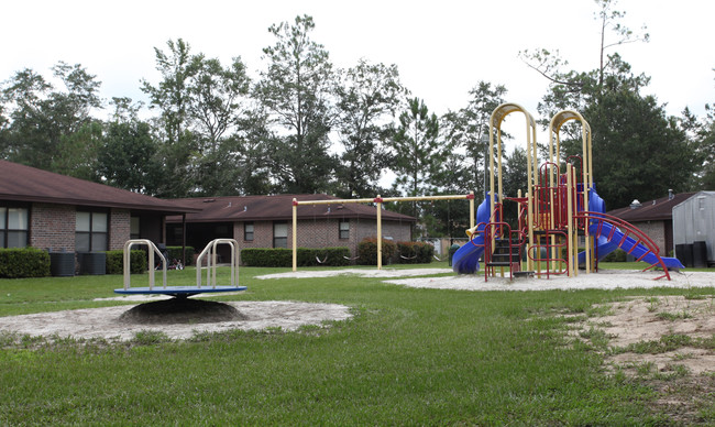 Pine Tree Apartments in Hilliard, FL - Building Photo - Building Photo