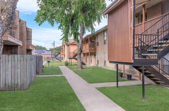 Sunset Village Apartments in Alice, TX - Foto de edificio - Building Photo