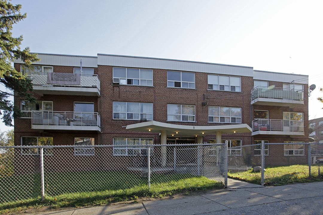 3 Hill Heights Rd in Toronto, ON - Building Photo