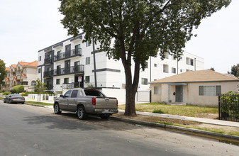 7228 Amigo Ave in Reseda, CA - Building Photo - Building Photo