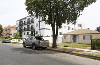 7228 Amigo Ave in Reseda, CA - Foto de edificio - Building Photo