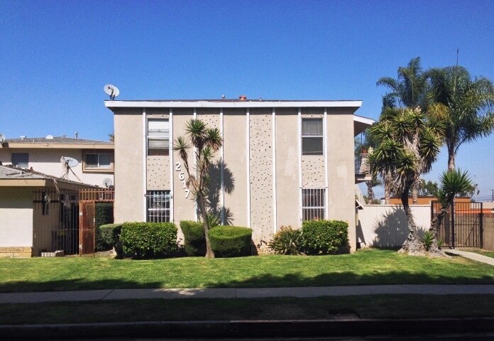 2617 W Rosecrans Ave in Gardena, CA - Foto de edificio
