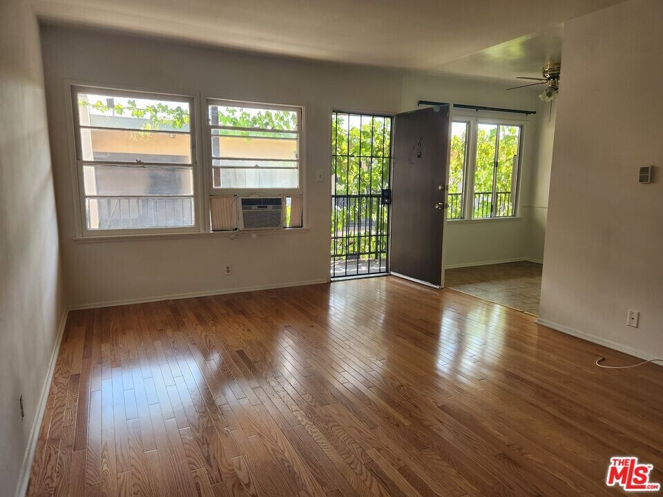 939 N Stanley Ave in West Hollywood, CA - Building Photo