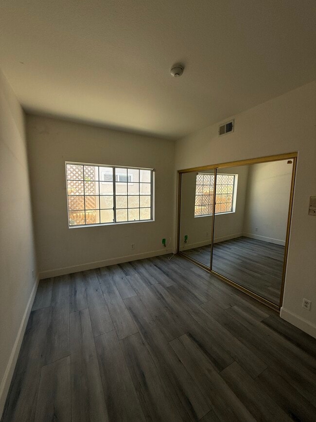 property at 2406 Vanderbilt Ln
