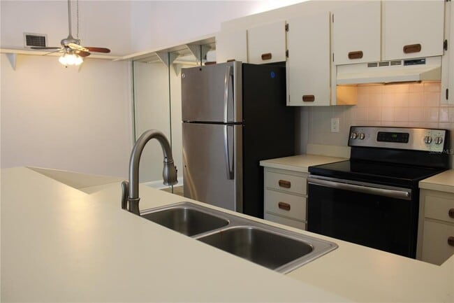 3345 Crystal Ct E in Palm Harbor, FL - Building Photo - Building Photo