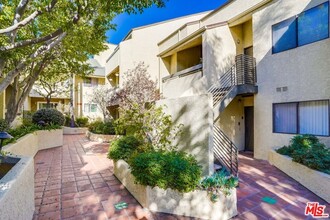 64 N Mar Vista Ave in Pasadena, CA - Foto de edificio - Building Photo