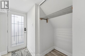 1305 Consort Crescent in Burlington, ON - Building Photo - Building Photo