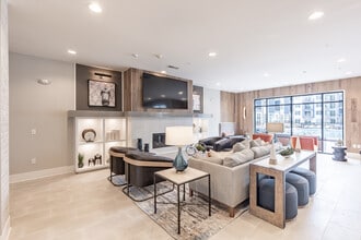 Innsbrook Square in Glen Allen, VA - Building Photo - Interior Photo