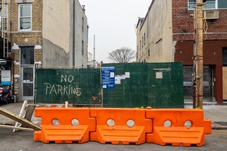 9909 37th Ave in Corona, NY - Foto de edificio - Building Photo