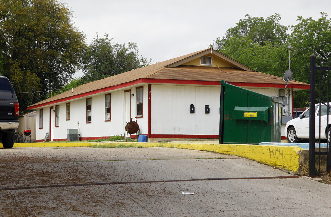 210-214 Merida St in San Antonio, TX - Foto de edificio