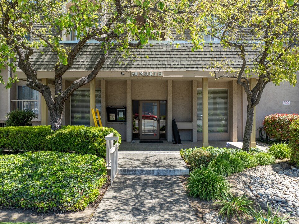 Bay Laurel Condominiums in San Mateo, CA - Foto de edificio