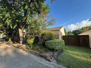 12800 Briar Forest Dr in Houston, TX - Building Photo - Building Photo