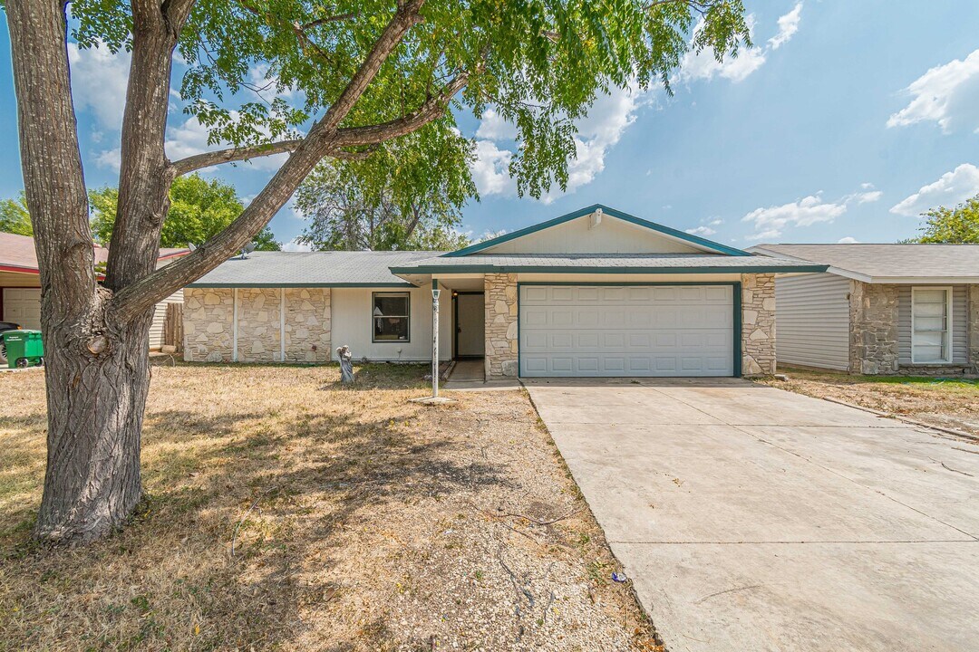 9518 Millbrook Dr in San Antonio, TX - Building Photo