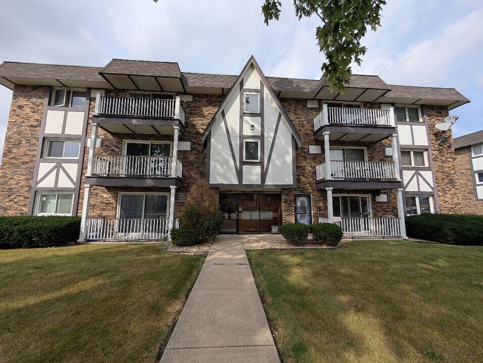 5858 W 87th St in Burbank, IL - Building Photo