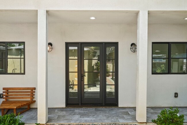 720 W Altadena Dr in Altadena, CA - Foto de edificio - Building Photo