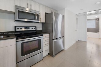 910 West Ave, Unit 0205 in Miami Beach, FL - Building Photo - Building Photo