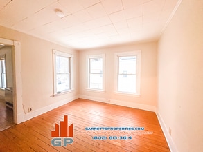 2 Harrington Ave, Unit 3 in Barre, VT - Foto de edificio - Building Photo