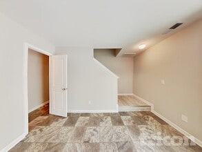 4439 Oak Pointe Dr in Winston-Salem, NC - Foto de edificio - Building Photo