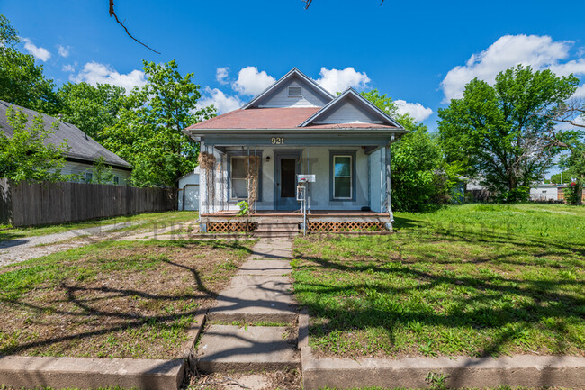 property at 921 S Sedgwick St
