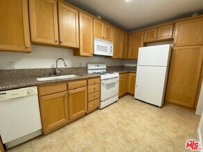 1044 N Sweetzer Ave in West Hollywood, CA - Building Photo - Building Photo