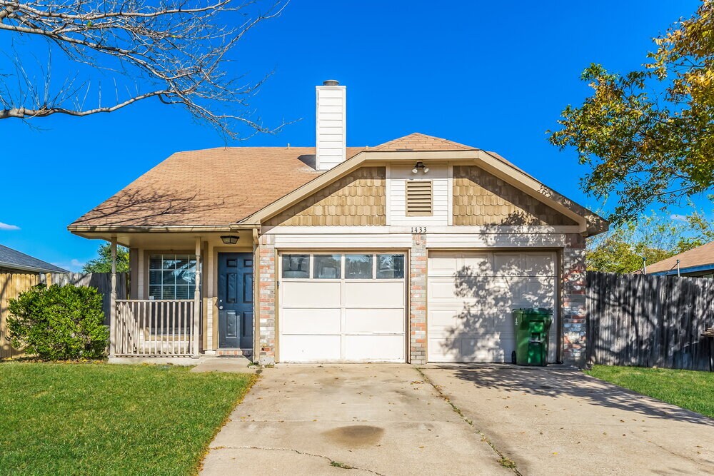 1433 Grovecrest Dr in Arlington, TX - Foto de edificio