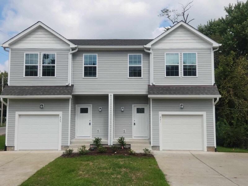 421 College St in Portland, TN - Foto de edificio