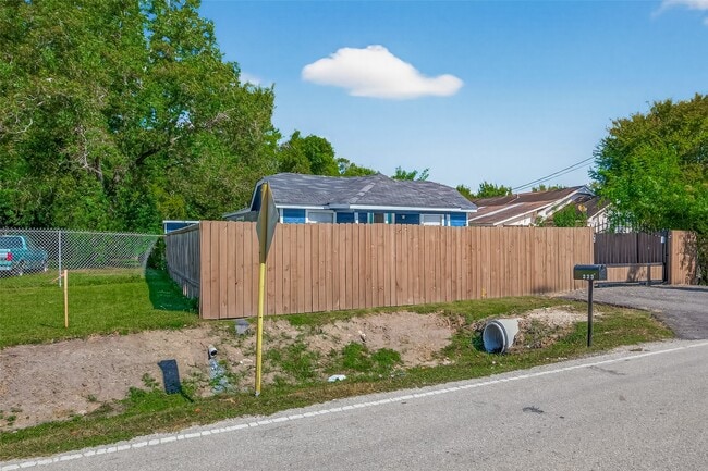 223 E Melville Dr in Crosby, TX - Building Photo - Building Photo