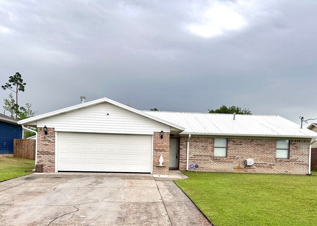 6047 Howard Rd in Panama City, FL - Building Photo