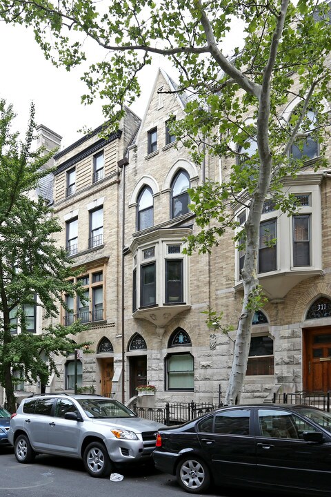 313 W 80th St in New York, NY - Building Photo